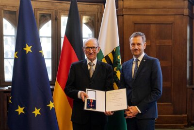 Bundesverdienstkreuz in Glauchau: Derjenige, der Klaus Schiller vorgeschlagen hat, kennt ihn gar nicht - Klaus Schiller und Ministerpräsident Michael Kretschmer (rechts) bei der feierlichen Zeremonie.