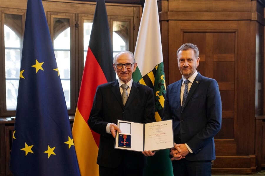 Bundesverdienstkreuz in Glauchau: Derjenige, der Klaus Schiller vorgeschlagen hat, kennt ihn gar nicht - Klaus Schiller und Ministerpräsident Michael Kretschmer (rechts) bei der feierlichen Zeremonie.