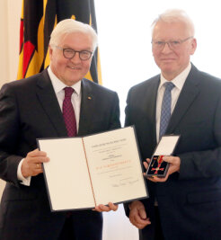 Bundesverdienstorden für Peniger Bürgermeister - Thomas Eulenberger (l.) bekommt von Bundespräsident Frank-Walter Steinmeier den Bundesverdienstorden. 