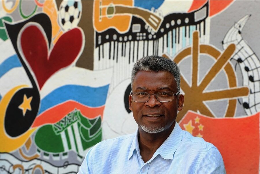 Amadou Diallo ist seit der Gründung Lehrer am Europäischen Gymnasium in Waldenburg und bekommt den Bundesverdienstorden verliehen.