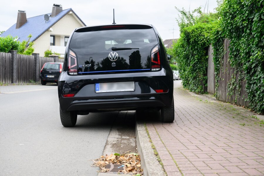 Bundesverwaltungsgericht über Autos auf Gehwegen - Heute findet ein Prozess zum Thema Parken auf Gehwegen am Bundesverwaltungsgericht in Leipzig zum aufgesetzten Parken statt.