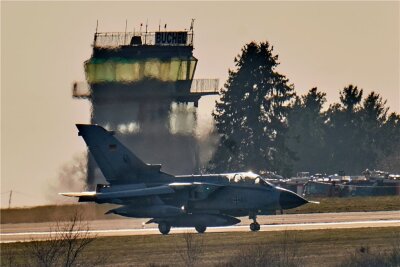 Bundeswehr sucht Ersatz für ihre alten "Tornados" - Ein "Tornado"-Kampfflugzeug der Bundesluftwaffe landet auf dem Fliegerhorst Büchel. Die Tage des Waffensystems bei der Bundeswehr sind gezählt. 