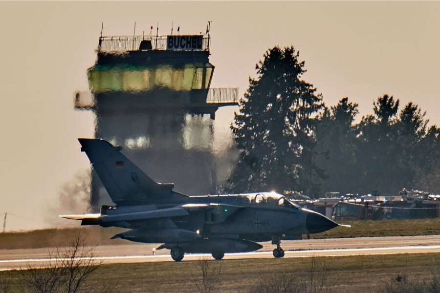 Bundeswehr sucht Ersatz für ihre alten "Tornados" - Ein "Tornado"-Kampfflugzeug der Bundesluftwaffe landet auf dem Fliegerhorst Büchel. Die Tage des Waffensystems bei der Bundeswehr sind gezählt. 