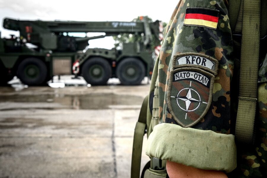 Bundeswehr-Verbleib in Kosovo und Bosnien zeichnet sich ab - Bundeswehrsoldatin der deutschen Kfor im kosovarischen Prizren.