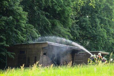 Bungalow auf Gelände des Kinderheims Lauter-Bernsbach in Flammen - 