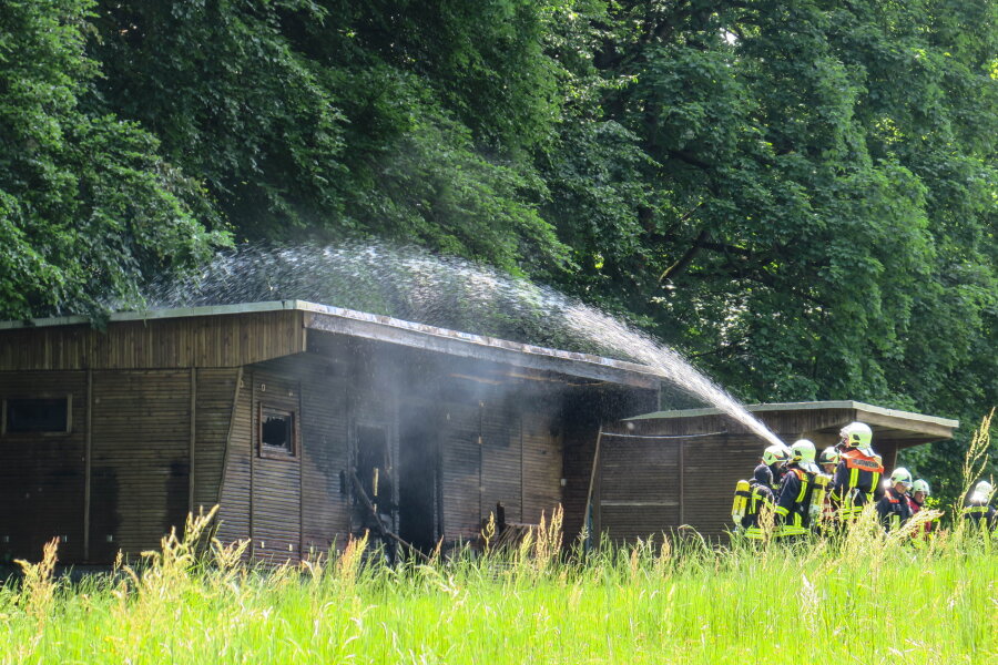 Bungalow auf Gelände des Kinderheims Lauter-Bernsbach in Flammen - 