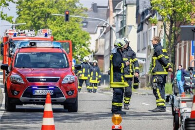 Bunsenbrenner löst in Auerbach Brand aus - An der Oberen Bahnhofstraße ging wegen der Löscharbeiten nichts mehr am Samstagmittag. 