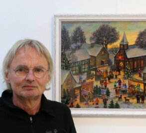 Bunt bemalte Holzfiguren stammen von Olaf Ulbricht - Vertreter der Naiven Malerei: Olaf Ulbricht 2017 bei einer Ausstellung seiner Gemälde in Meerane. 