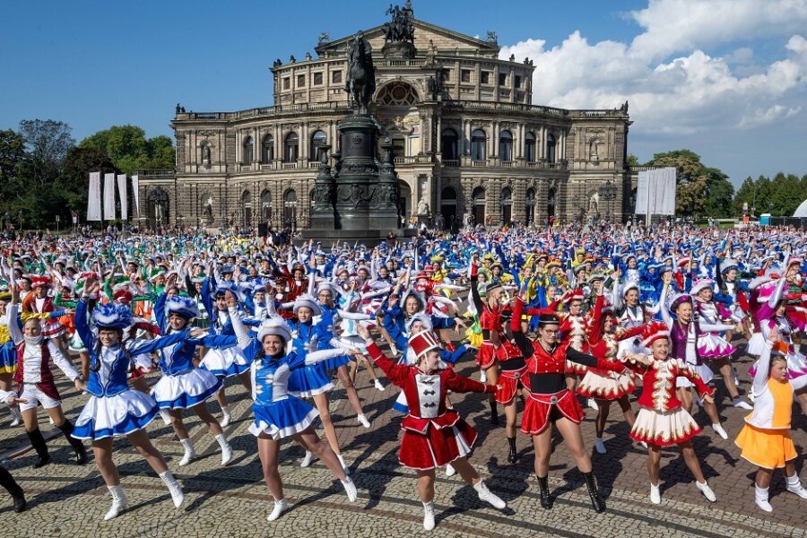 Bunt gemischte Garde tanzt sich in Dresden zum Weltrekord