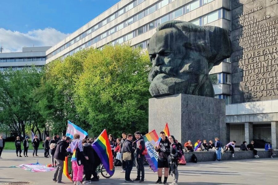 Bunte Demonstration in der Chemnitzer City - Etwa 100 Personen versammelten sich am Mittwoch vor dem Marx-Kopf. Die Polizei sicherte die Demonstration ab. 