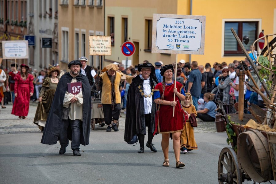 Bunter Festumzug zum Tag der Sachsen lockt Tausende Besucher in die Innenstadt von Aue - Der erste Teil des Festumzugs zum Tag der Sachsen war der 850-jährigen Geschichte der Stadt Aue gewidmet.