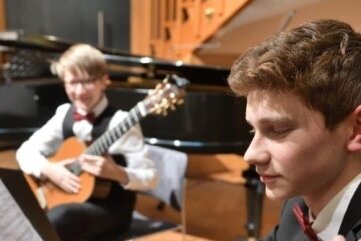 Marko und Theodor Dorotsky. Bekannt unter dem Namen The Ma hat das Gitarrenduo herausragende Erfolge beim sächsischen Wettbewerb "Jugend musiziert" erspielt. 