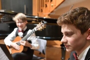 Marko und Theodor Dorotsky. Bekannt unter dem Namen The Ma hat das Gitarrenduo herausragende Erfolge beim sächsischen Wettbewerb "Jugend musiziert" erspielt. 
