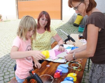 Buntes Programm auf Regenbogenhof - Katrin Wunderlich (M.) bastelte mit ihrer zehnjährigen Tochter Lara Sophie unter Anleitung von Heike Theuring.