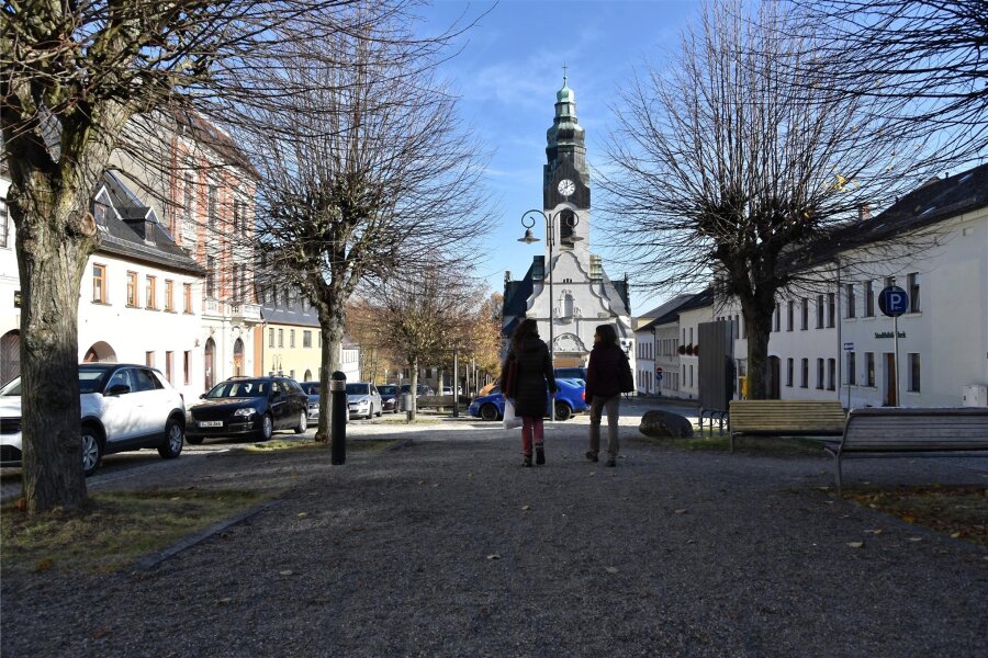 Buntmetalldiebe haben es im Vogtland auf Kirchen abgesehen - Die St. Michaeliskirche am Marktplatz in Adorf. Buntmetalldiebe schnitten dort jetzt Kupferfallrohre ab.