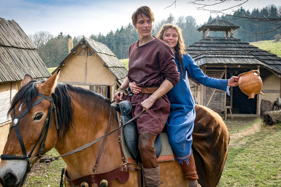 Burg Kriebstein erneut Kulisse für Märchenfilm - Svenja Jung spielt in dem Film die Rolle der Jolanthe und Merlin Rose ist in der Rolle von Veit v. Hammerlitz zu sehen. 