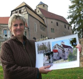 Burg Schönfels hat ihren ersten eigenen Kalender - 
              <p class="artikelinhalt">Burgmitarbeiterin Ingrid List präsentiert den ersten Kalender mit Fotomotiven der mittelalterlichen Wehranlage. </p>
            