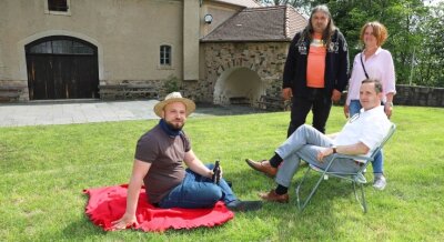 Burg Schönfels setzt auf Kino-Fans - Burg-Chef Christian Landrock (l.), Lichtentannes Bürgermeister Tino Obst und Museumsmitarbeiter freuen sich bereits auf das "Sommerflimmern" und hoffen auf große Besucherresonanz. 