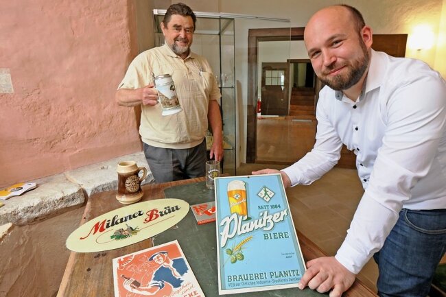 Burg Schönfels zeigt Ausstellung zum Thema Bier - Ekkehard Winkler (l.), Vorsitzender des 1. Brauereisouvenirclubs Mauritius, und Museumschef Christian Landrock beim Aufbau der Sonderausstellung.
