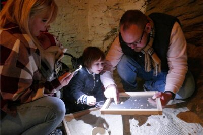 Burgbesucher in Scharfenstein kehren mit „Edelsteinen“ heim - Linda Otto und ihre Familie waren fasziniert von der Schatzsuche im Sand.