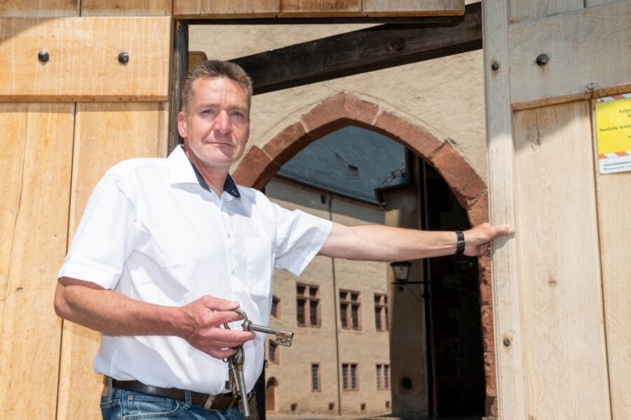 Burgen: Gäste nutzen Neustart - Andrang aber teils verhalten - Wann Schlossherr Peter Knierriem die Tore zu Schloss Rochlitz wieder öffnen kann, steht in Kürze fest. Er ist auch Schlossleiter in Gnandstein und Colditz, die schon am Wochenende die ersten Besucher begrüßten.