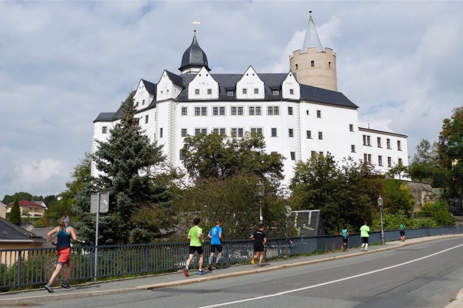 Burgen- und Landschaftslauf führt zum 25. Mal nach Zschopau - Der Anblick von Schloss Wildeck motiviert die Teilnehmer, auf den letzten Metern noch einmal alles zu geben.
