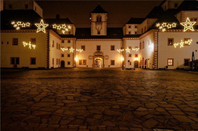 Burgen und Schlösser in Mittelsachsen locken mit mehr Licht im Advent - Der beleuchtete Schlosshof von Schloss Augustusburg am Donnerstagabend, bevor derSchneefall einsetzte.