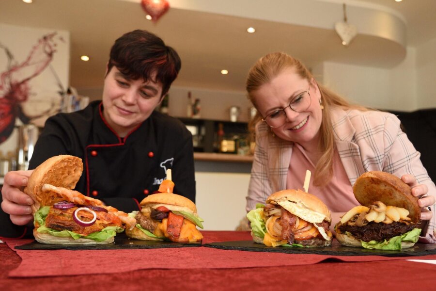 Burger mit Wow-Effekt: So kreativ sind Restaurants im oberen Vogtland - Haben zusammen vier XXL-Burger entwickelt: Ina Braun, Köchin im Hotel „Haus am Ahorn“ in Kottenheide und Diana Kautzsch, die Chefin des Hauses.