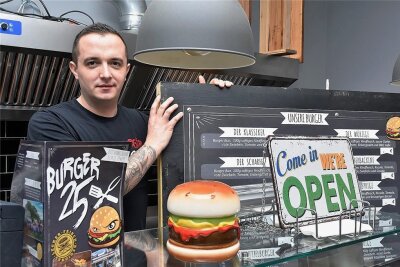 Burger-Restaurant öffnet am Freitag in neuen Räumen in Markneukirchen - Marius Kurzke ist mit seinem Burger 25 in Markneukirchen umgezogen und fiebert der Neueröffnung am kommenden Freitag entgegen.