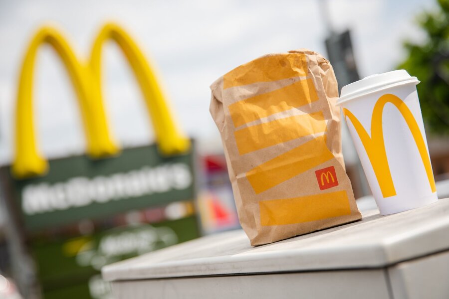 Burgerbrater und Co.: Systemgastronomie legt kräftig zu - Vergangenes Jahr sind mehr Menschen zu McDonald's, Burger King und Co. gegangen und haben dort mehr Geld ausgegeben.