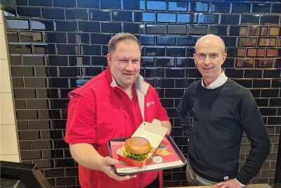 "Burgerme" in Chemnitz: Hotelier und Erzgebirger haben neuen Burgerladen eröffnet - Erik Hahn und Tino Eckhold haben gemeinsam einen Burgerladen in Chemnitz eröffnet. 