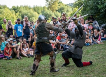 Burgfest auf Rochlitzer Schloss - Die Gruppe "Flammen im Zwielicht" kreuzte im Vorjahr vor Publikum die Schwerter. Auch diesmal gehören Schaukämpfe von Rittern zum abwechslungsreichen Programm des Mittelalterfests. 