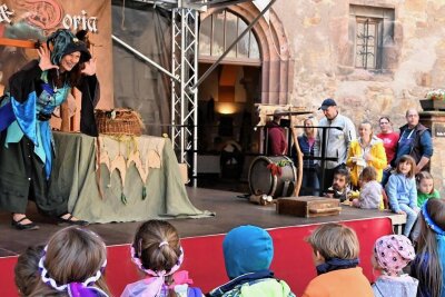 Burgfest Kriebstein: Feueralarm, fünf Euro für das Bier und 5000 Besucher - Das Publikum kam beim mittelalterlichen Burgfest in Kriebstein nicht nur der Hexe Chibraxa ganz nah. 