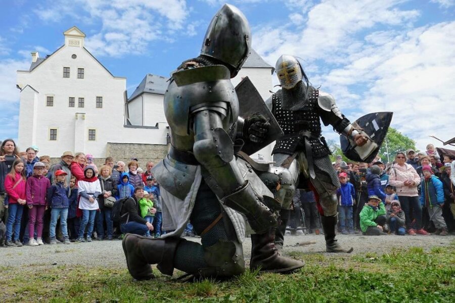 Burgfest Wolkenstein: Warum Ritter den Frauen inzwischen unterlegen sind - Mutige Ritter schwangen beim Burgfest ihre Schwerter und brachten das Publikum damit zum Staunen. 