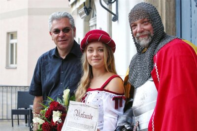 Burgfräulein Edelweiß: Mit 18 Jahren betritt Crandorferin die ganz große Bühne - Oberbürgermeister Ruben Gehart und Ritter Georg mit dem neuen Burgfräulein Julina Lenk.