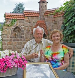 Burgfräulein feiert 65 Jahre mit Hans - Ilse und Johannes Riedel - hier vor ihrem Grillplatz mit der Burg Schönfels - feiern heute ihr 65. Ehejubiläum. Das Hochzeitsfoto halten sie in Ehren. 