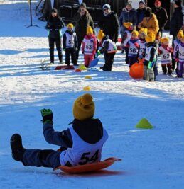 "Burggeister" sind erneut am schnellsten - Viel Spaß am Hang: Po-Rutscher-Rennen waren eine der vier Disziplinen beim 10. Winter-Kita-Cup des KSB in Sayda. 
