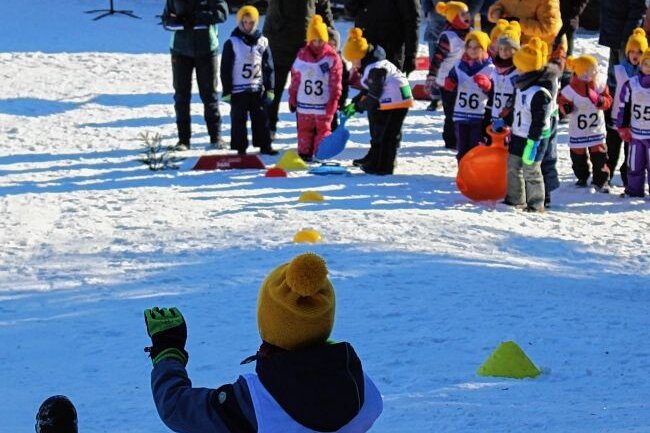 "Burggeister" sind erneut am schnellsten - Viel Spaß am Hang: Po-Rutscher-Rennen waren eine der vier Disziplinen beim 10. Winter-Kita-Cup des KSB in Sayda. 