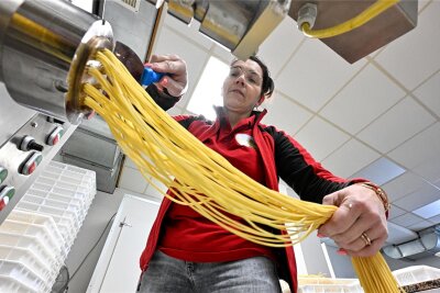 Burgstädt bekommt Nudelfabrik – und ein neues Restaurant gleich dazu - Diana Grincho bei der Herstellung von Spaghetti in der Nudelmanufaktur in Taura. Weil Nachfrage und Umsatz stetig steigen, plant sie eine Erweiterung. In Burgstädt will sie mit ihrem Mann eine Nudelfabrik bauen und ein Restaurant eröffnen.