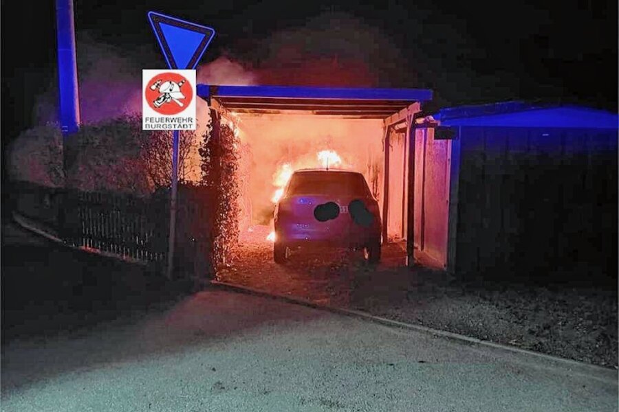 Burgstädt: Brennender Škoda gibt Rätsel auf - Das brennende Auto befand sich auf einem Privatgrundstück in Burgstädt. 