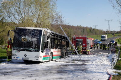 Burgstädt: Bus vollständig ausgebrannt - 