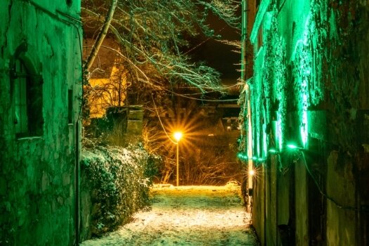 Burgstädt erstrahlt grün - Die grünen Lichter sollen als Symbol und Hoffnungsträger die Dunkelheit im Januar mildern, Kraft und Stärke spenden.