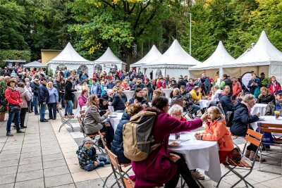 Burgstädt feiert spanische Küche bei drittem Genussfest - Im Jahr 2022 fand erstmals ein Genussfest im Park Wettinhain in Burgstädt statt.