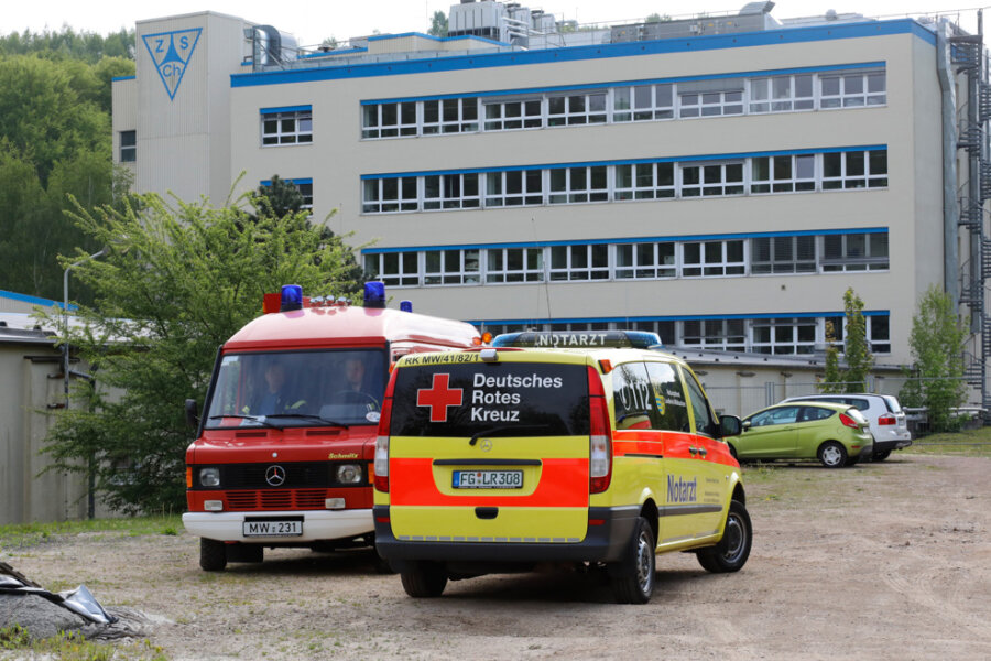Burgstädt: Gefahrgutunfall auf Firmengelände - Mitarbeiter evakuiert - Am Montag ist auf einem Firmengelände in Burgstädt eine Chemikalie ausgetreten.