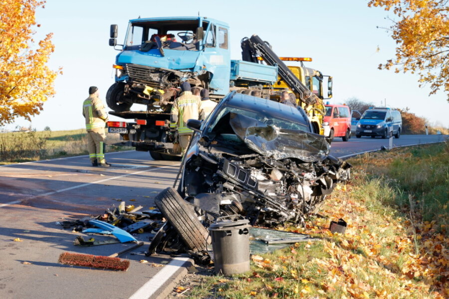 Burgstädt: Jeep und Lkw kollidieren - ein Verletzter - Ein Jeep und ein Lkw sind in Bugtstädt zusammengestoßen.