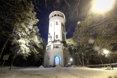Burgstädt kehrt Dunkelheit den Rücken: Wahrzeichen leuchten wieder - Pünktlich zum ersten Advent wird das Wahrzeichen von Burgstädt, der Taurasteinturm im Park Wettinhain, wieder angestrahlt.