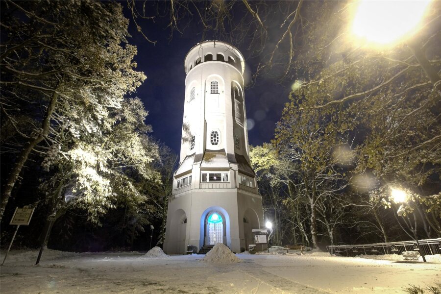 Burgstädt kehrt Dunkelheit den Rücken: Wahrzeichen leuchten wieder - Pünktlich zum ersten Advent wird das Wahrzeichen von Burgstädt, der Taurasteinturm im Park Wettinhain, wieder angestrahlt.