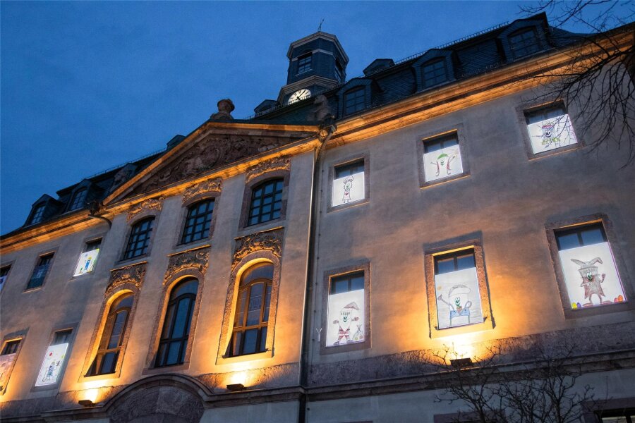 Burgstädt: Wahrzeichen der Stadt ziert bis Februar das Rathaus - Für einen Monat zieren die zwölf Gewinnerbilder die Fassade des Rathauses. Die Lichtkästen sind mit energiesparender LED-Technik ausgestattet.