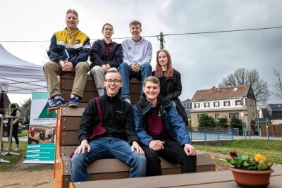 Burgstädt: Warum der Jugendstadtrat zum Platznehmen einlädt - Die Mitglieder des Burgstädter Jugendstadtrats haben auf ihrer Bank im Skatepark Mohsdorf Platz genommen.