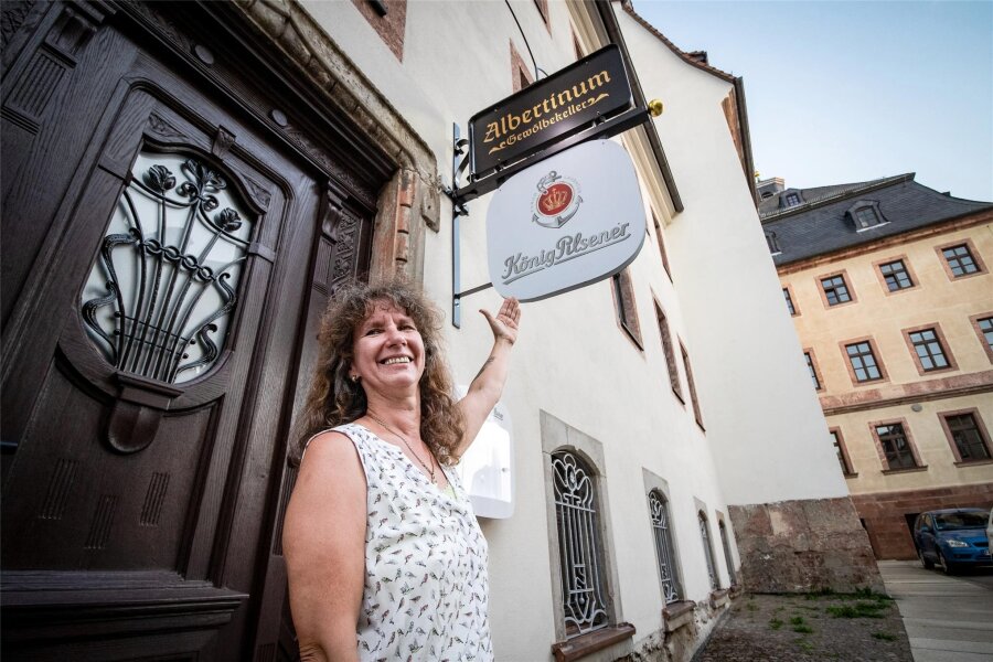 Burgstädt: Wo das Erbe des "BonBon" heute weiterlebt - Susan Schlimper steht vor ihrem neuen Lokal "Gewölbekeller". Die Kellerbar eröffnet am Freitag im historischen Albertinum in der Burgstädter Altstadt.
